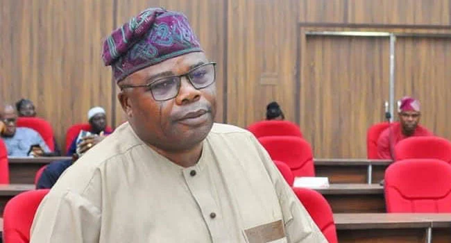 ‘Yan Majalisa Sun Sake Bai Wa Kakakin Majalisa Wa’adi, Sun Zargi Gwamna Olamide Oladiji 1784762847